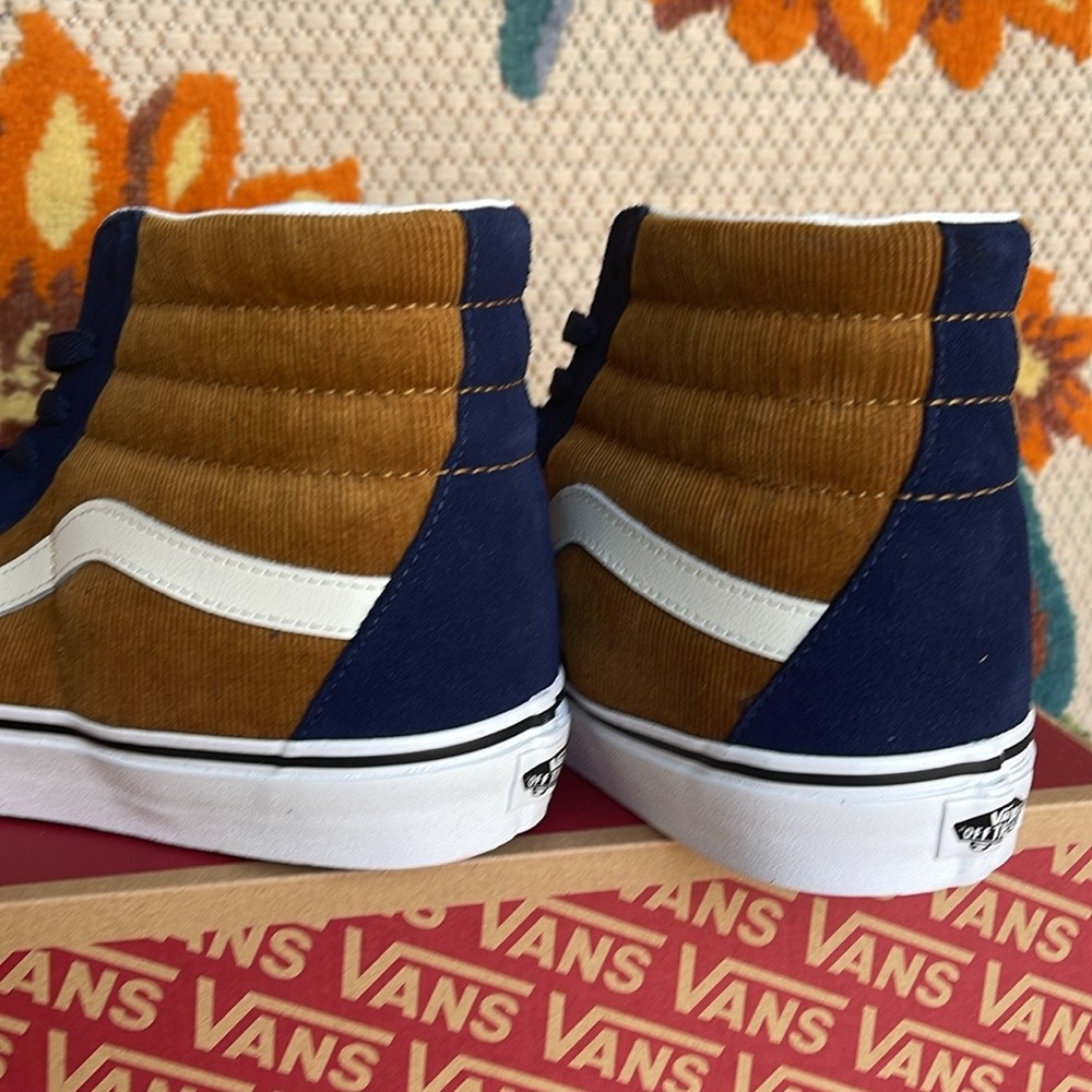 Vans Men’s Sk8-Hi
Mini Cord Blue/Brown
VN0007NS0BO
Sneakers - Picture 14 of 16